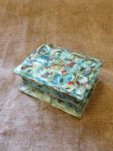 Avdelning: Bruksföremål. Beskrivning: Bemålad träask.