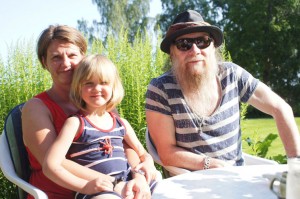 Cecilia Valikainen Pettersson med dottern Siri och Nikke Ström.