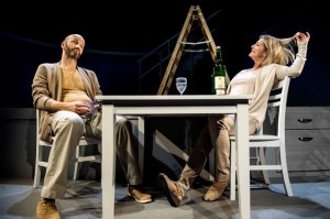 Anders Hambraeus som Mark och Malin Berg som Hilary (foto: Kicki Nilsson).