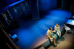 Andreas Nilsson som Roland och Malin Berg som Hilary i Fridjon Rafnssons scenografi (foto: Kicki Nilsson).