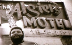 Sherman Adams utanför Algiers Motel i USA.
