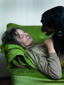 Srkka Turkka med sin svarta hund. (Foto: Pertti Nisonen)