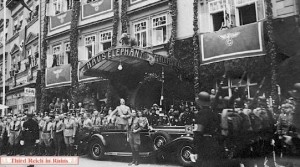 Hitler utanför Elephanthaus