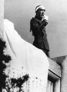 Mishima talar till soldaterna före självmordet. Foto: ANP scans 8ANP 222)
