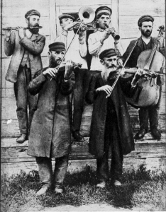Klezmermusiker spelar vid ett bröllop i Ukraina 1925.